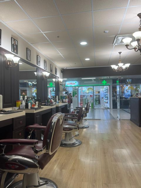imagine galerie Old Barber Shop Pipera Plaza 1