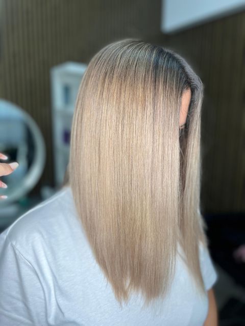 imagine galerie Alexandra Axente Blond Hair Specialist 0