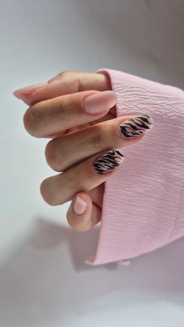 imagine galerie Negru Isabela nail tech 3