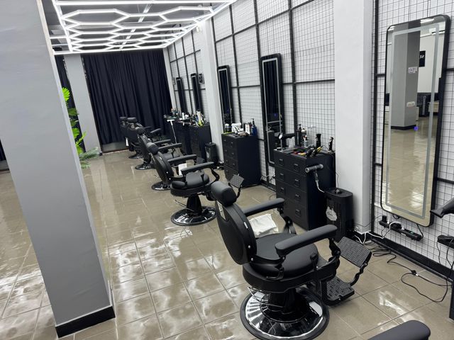 imagine galerie SuperLuigi Academy & Barbershop 3