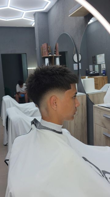 imagine galerie C6 Men’s Salon 1