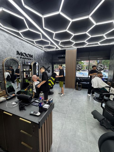 imagine galerie MOON BARBER 5