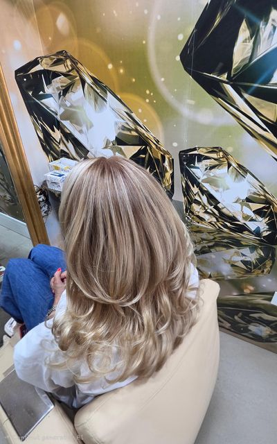 imagine galerie Andreea Marin hair 1